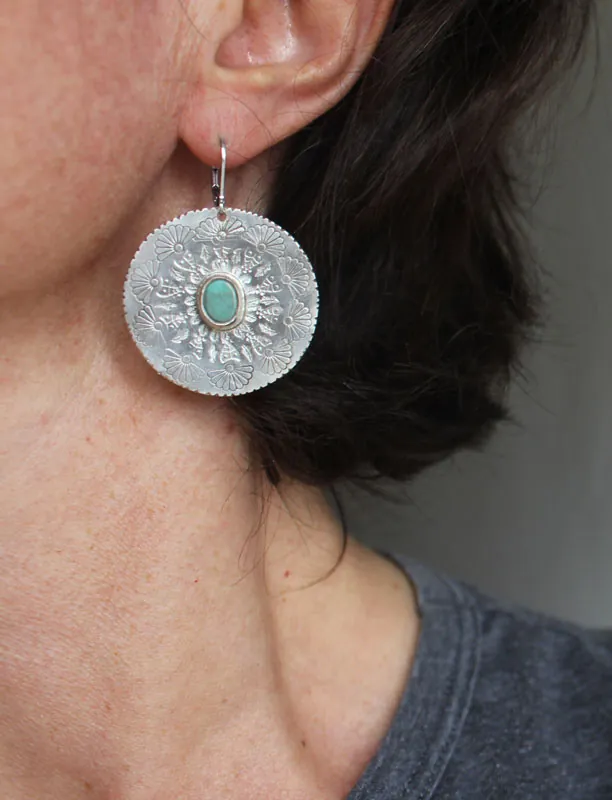 Flor de Turquesa, aretes mandala en plata y howlita