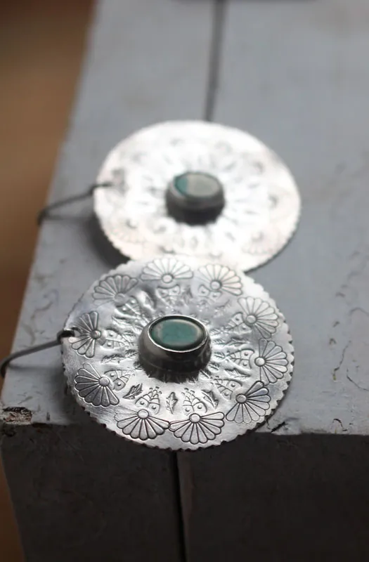 Flor de Turquesa, aretes mandala en plata y howlita