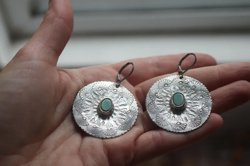 Flor de Turquesa, aretes mandala en plata y howlita