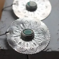 Flor de Turquesa, aretes mandala en plata y howlita