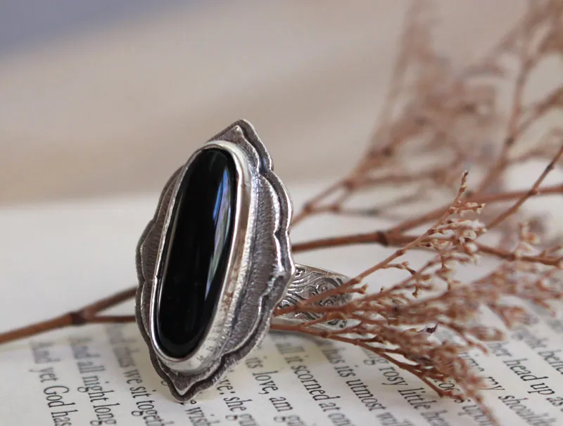 Flor del viento, anillo nube en plata y ónix
