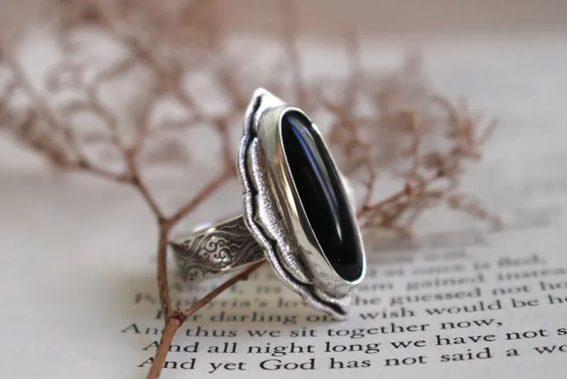 Flor del viento, anillo nube en plata y ónix
