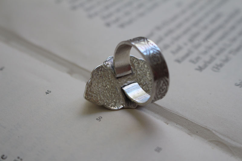 Flor del viento, anillo nube en plata y ónix