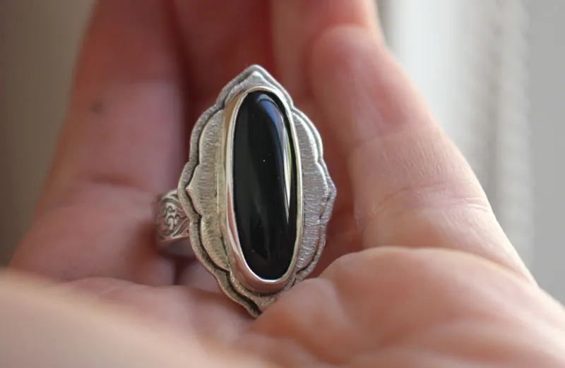 Flor del viento, anillo nube en plata y ónix