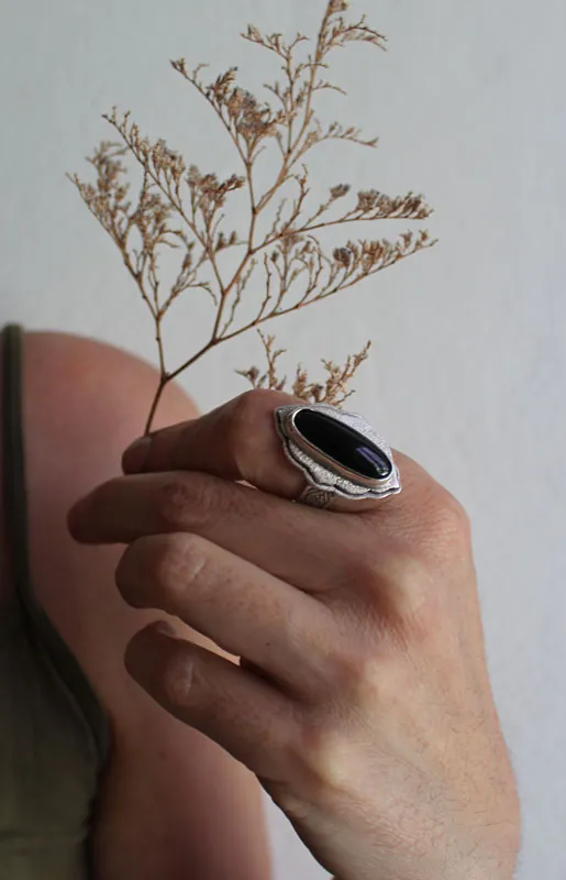 Flor del viento, anillo nube en plata y ónix