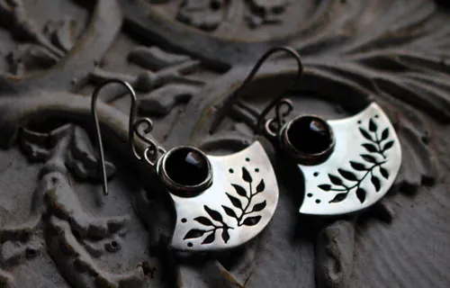 Flor oscura, aretes tribales en plata y ónix