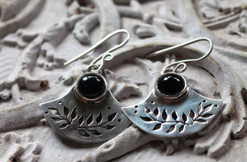 Flor oscura, aretes tribales en plata y ónix