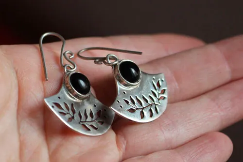 Flor oscura, aretes tribales en plata y ónix