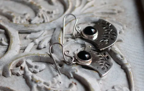 Flor oscura, aretes tribales en plata y ónix