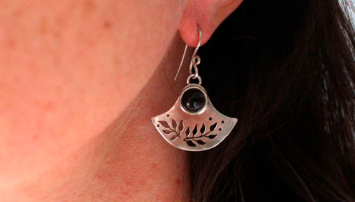 Flor oscura, aretes tribales en plata y ónix