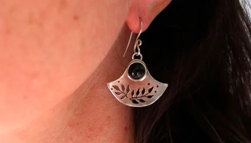 Flor oscura, aretes tribales en plata y ónix