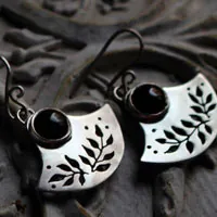 Flor oscura, aretes tribales en plata y ónix