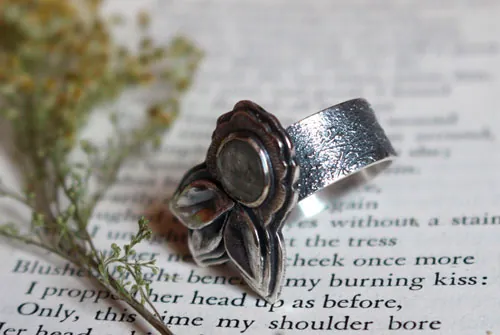 Florecer bajo el universo, anillo flor y pétalos en plata y zafiro transparente