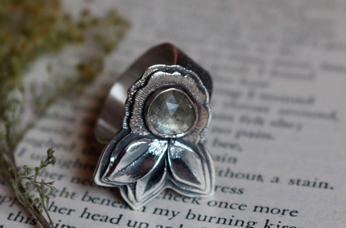 Florecer bajo el universo, anillo flor y pétalos en plata y zafiro transparente