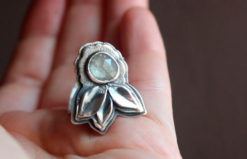 Florecer bajo el universo, anillo flor y pétalos en plata y zafiro transparente