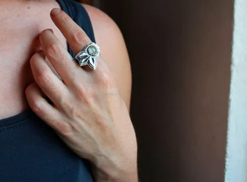 Florecer bajo el universo, anillo flor y pétalos en plata y zafiro transparente