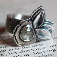 Florecer bajo el universo, anillo flor y pétalos en plata y zafiro transparente