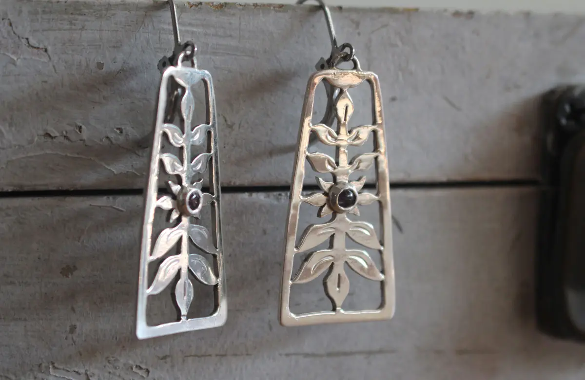 Florecimiento, aretes arbusto floral primaveral en plata y alejandrita