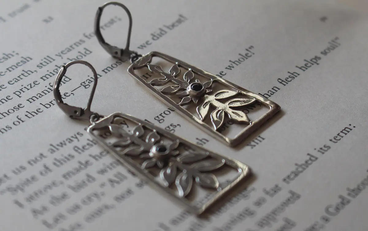 Florecimiento, aretes arbusto floral primaveral en plata y alejandrita