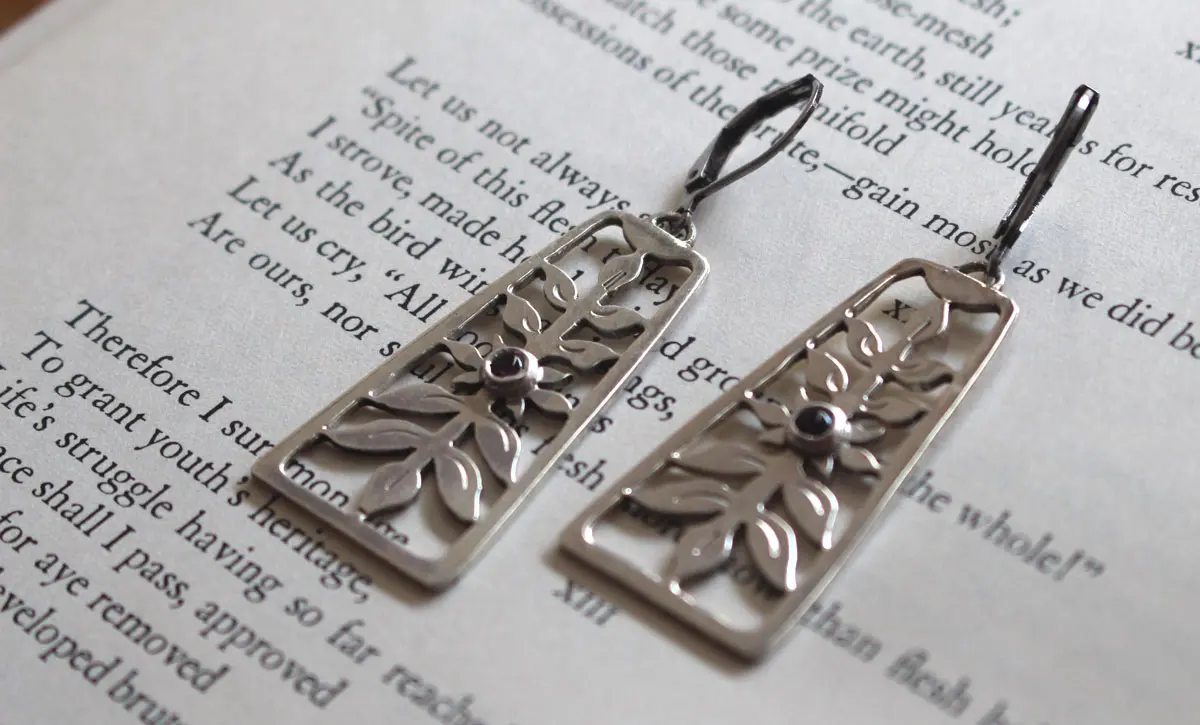 Florecimiento, aretes arbusto floral primaveral en plata y alejandrita