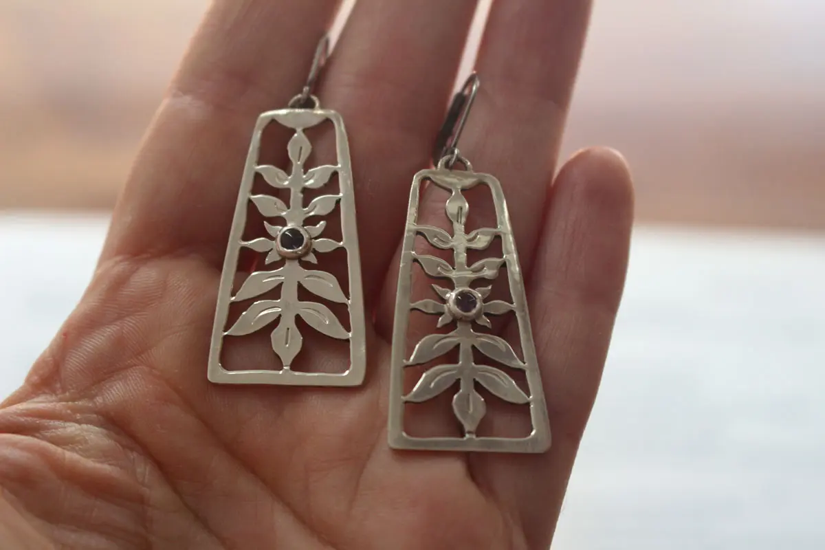 Florecimiento, aretes arbusto floral primaveral en plata y alejandrita
