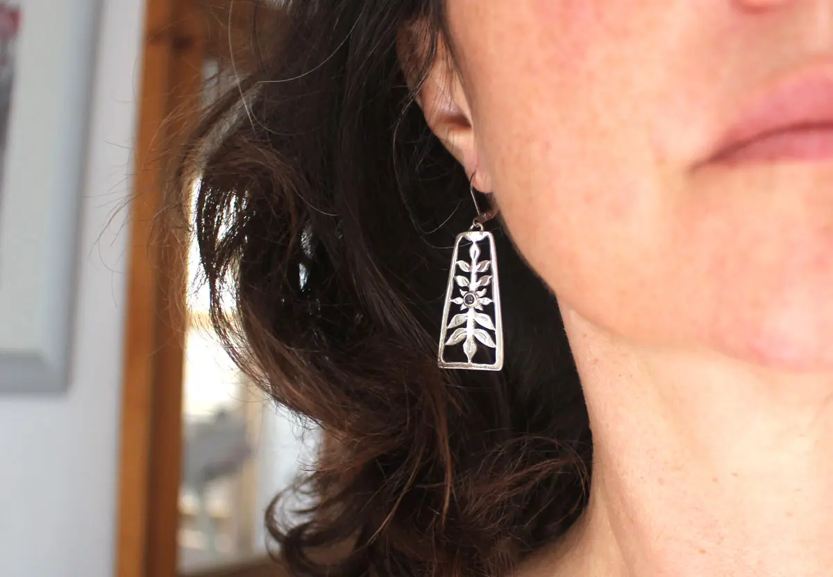 Florecimiento, aretes arbusto floral primaveral en plata y alejandrita