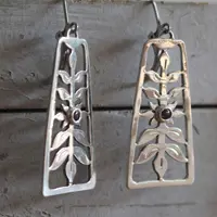 Florecimiento, aretes arbusto floral primaveral en plata y alejandrita