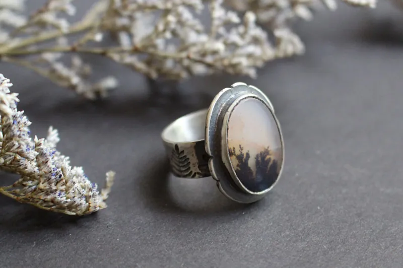 Flores al crepúsculo, anillo paisaje de sombras en plata y ágata dendrítica