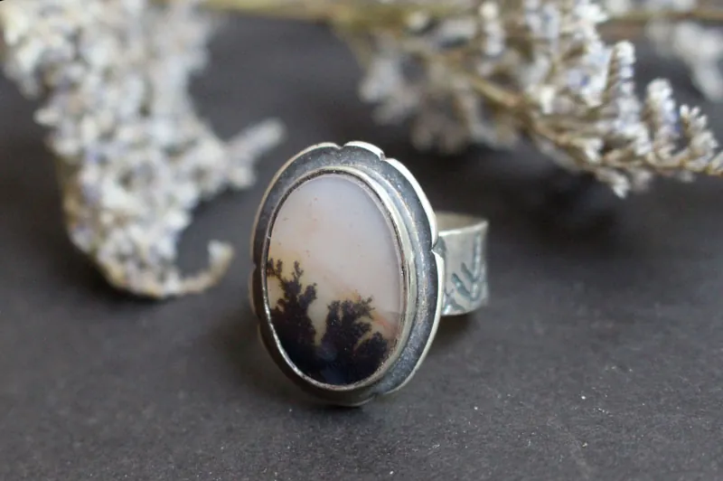 Flores al crepúsculo, anillo paisaje de sombras en plata y ágata dendrítica