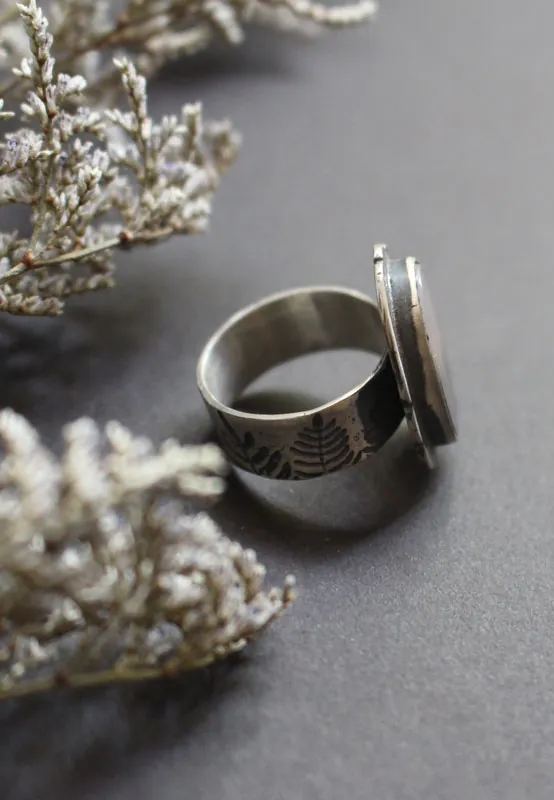 Flores al crepúsculo, anillo paisaje de sombras en plata y ágata dendrítica