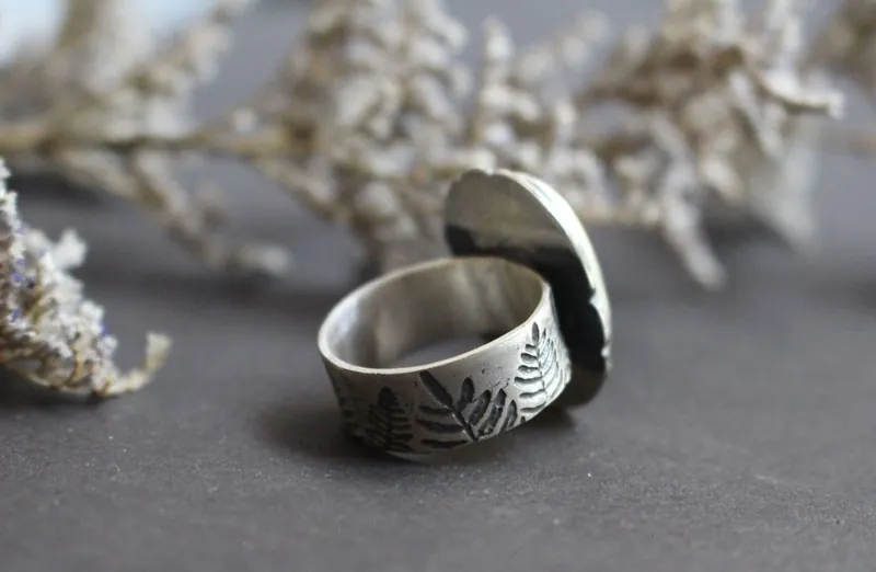 Flores al crepúsculo, anillo paisaje de sombras en plata y ágata dendrítica