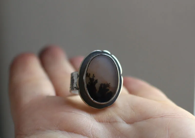 Flores al crepúsculo, anillo paisaje de sombras en plata y ágata dendrítica