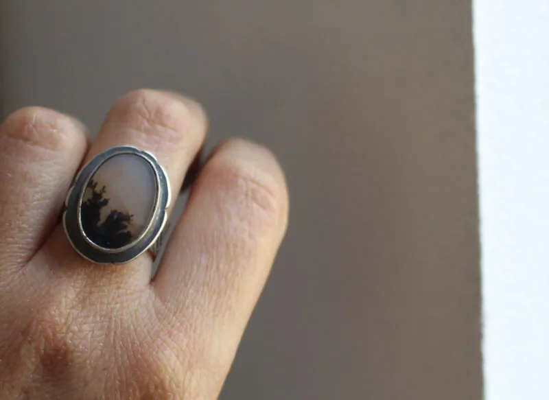 Flores al crepúsculo, anillo paisaje de sombras en plata y ágata dendrítica