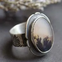 Flores al crepúsculo, anillo paisaje de sombras en plata y ágata dendrítica