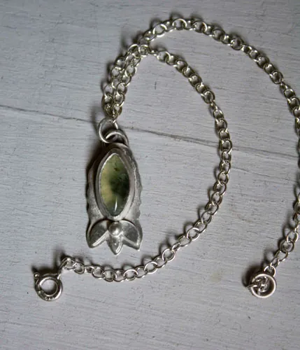 Flores de primavera, pulsera botánica en plata y prehnita