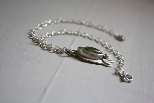 Flores de primavera, pulsera botánica en plata y prehnita