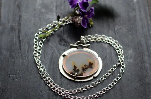 Flores en invierno, collar paisaje congelado en plata y ágata dendrítica