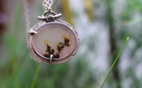 Flores en invierno, collar paisaje congelado en plata y ágata dendrítica