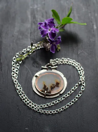 Flores en invierno, collar paisaje congelado en plata y ágata dendrítica