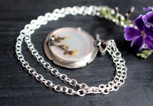 Flores en invierno, collar paisaje congelado en plata y ágata dendrítica