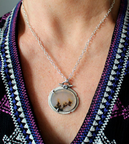 Flores en invierno, collar paisaje congelado en plata y ágata dendrítica