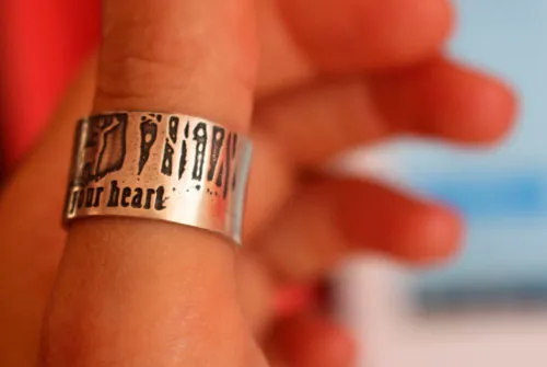 Follow your heart, anillo ciervo corazón del bosque en plata
