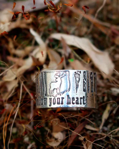 Follow your heart, anillo ciervo corazón del bosque en plata