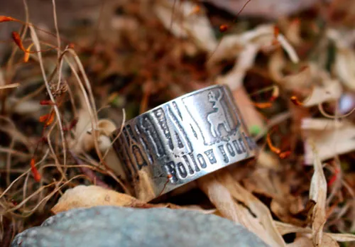 Follow your heart, anillo ciervo corazón del bosque en plata