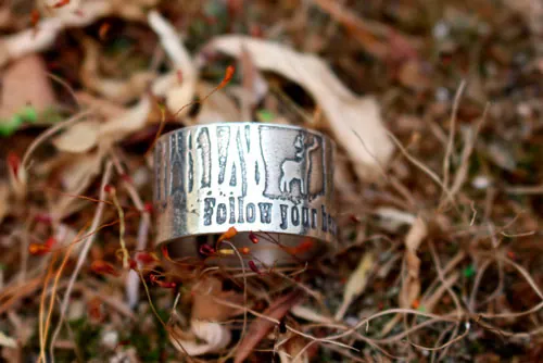 Follow your heart, anillo ciervo corazón del bosque en plata