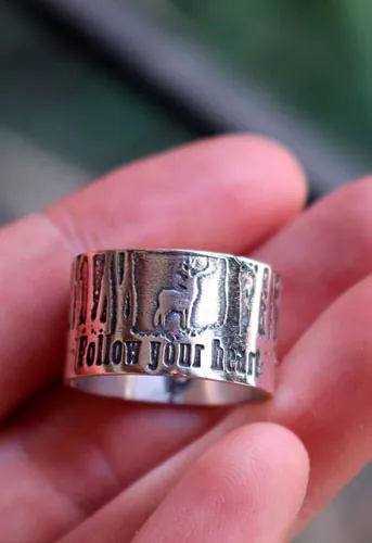 Follow your heart, anillo ciervo corazón del bosque en plata