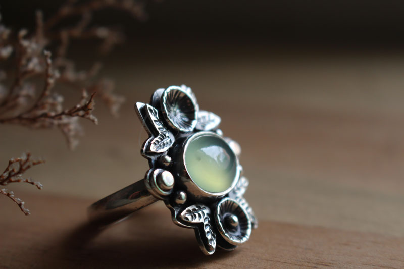 Fragancia después de la lluvia, anillo floral en plata y calcedonia