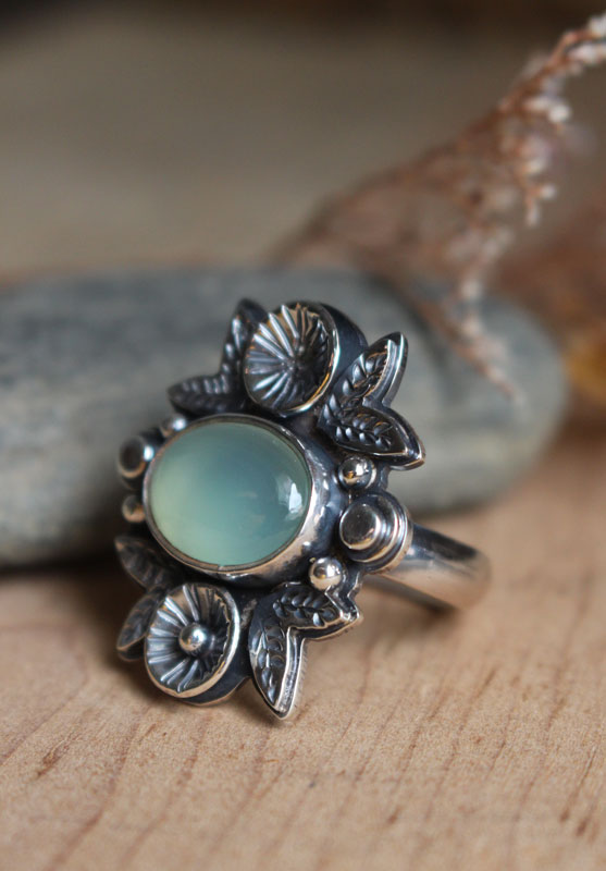 Fragancia después de la lluvia, anillo floral en plata y calcedonia
