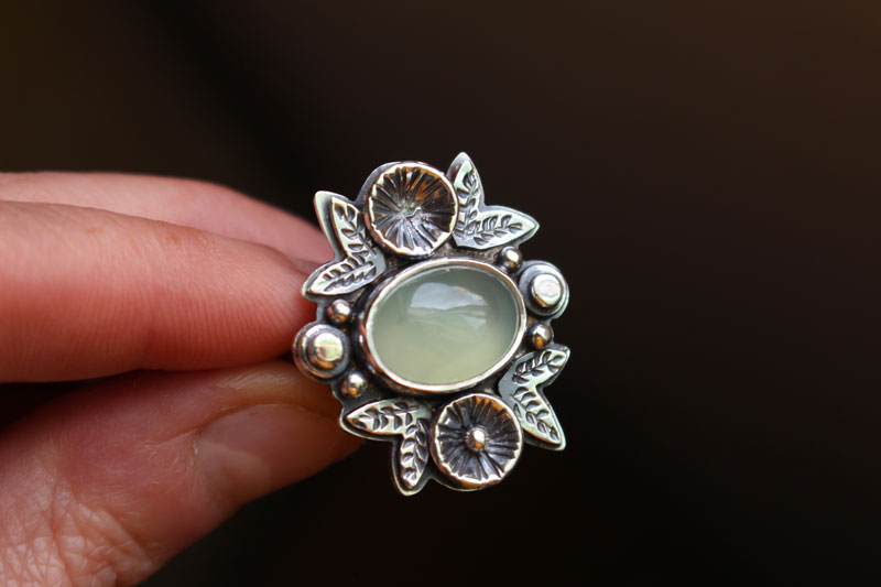Fragancia después de la lluvia, anillo floral en plata y calcedonia