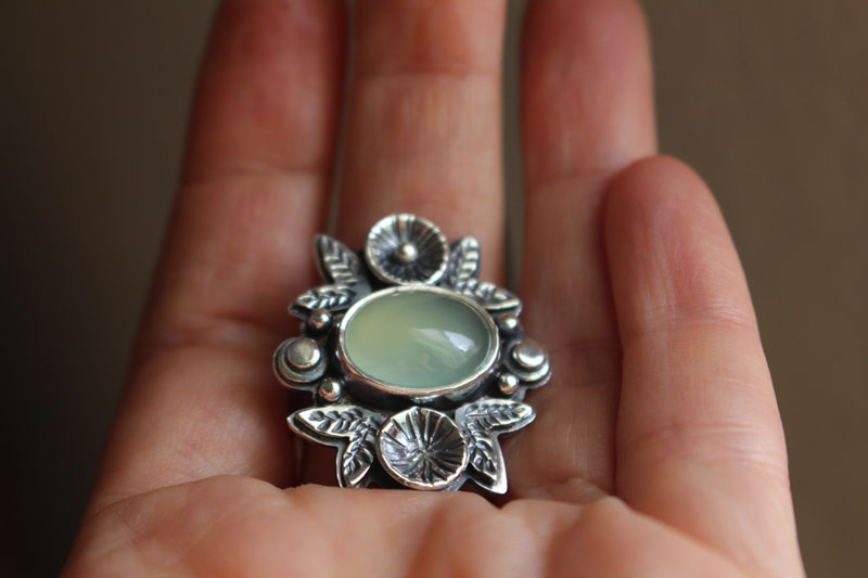 Fragancia después de la lluvia, anillo floral en plata y calcedonia